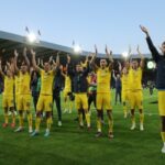 Στρατιώτες δώρισαν σημαία στους Ουκρανούς διεθνείς ενόψει του τελικού με την Ουαλία