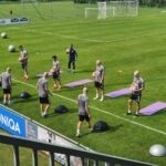 Με ξυρισμένα κεφάλια οι “μικροί” στην προπόνηση (vid)