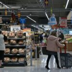«Ψαλίδι» σε ψώνια, ρεύμα και διακοπές από τους Έλληνες λόγω ακρίβειας (vid)