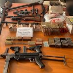 Θεσσαλονίκη: Τον κατήγγειλε η γυναίκα του για εξύβριση και βρέθηκε στην κατοχή του μίνι οπλοστάσιο