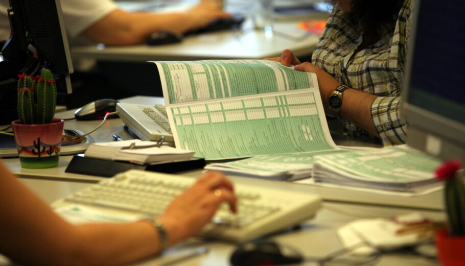 Εκπνέει η προθεσμία για τις φορολογικές δηλώσεις – Πιέσεις για παράταση (vid)