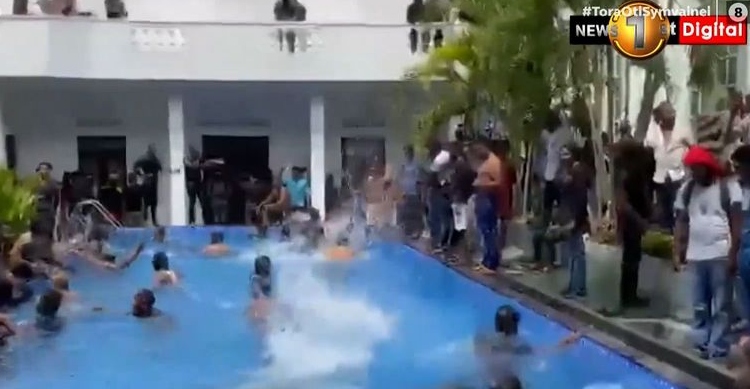 Χάος στη Σρι Λάνκα: Χιλιάδες διαδηλωτές εισέβαλαν στην Προεδρική κατοικία (vid)