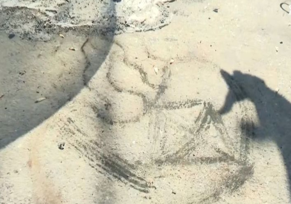Παιδιά ζωγραφίζουν με κάρβουνα την αυλή του καμένου τους σπιτιού (vid)