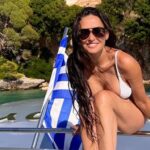 Η Ντέμι Μουρ χαμογελάει δίπλα στην ελληνική σημαία (pic)