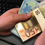 Κατώτατος μισθός: Πόσο αυξάνεται και ποιους αφορά (vid)