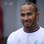 Formula 1: Ο Χάμιλτον “τρολάρει” τον Αλόνσο και του στέλνει υπογεγραμμένο καπέλο του