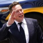 Ο Ίλον Μασκ πούλησε μετοχές της Tesla γιατί… φοβάται ότι θα αναγκαστεί να αγοράσει το Twitter