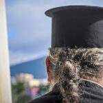 Βόλος: Ιερέας έδιωξε ζευγάρι ηλικιωμένων γιατί φορούσαν μάσκες