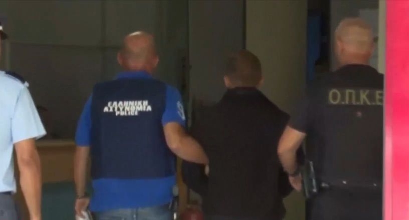 Άρτα: Τα πρώτα πλάνα από την προσαγωγή του 29χρονου (vid)