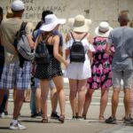 Τουρισμός: Πόσοι ήρθαν από… αέρα και ξηρά (vid)