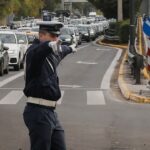 Οδηγός παρέσυρε και τραυμάτισε τροχονόμο σε μπλόκο