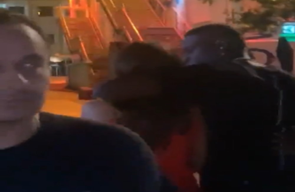 Θλίψη για Μπαλοτέλι: Έφυγε υποβασταζόμενος από μπαρ (vid)