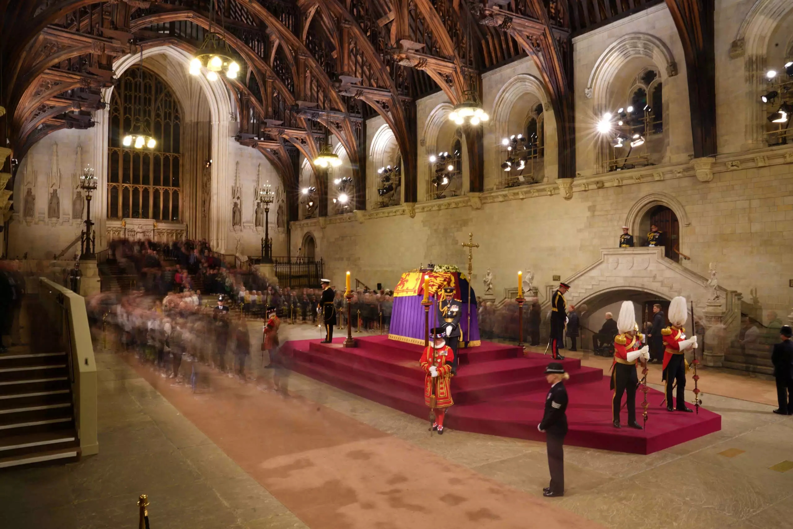 Βρετανία: Αρχίζει σε λίγες ώρες η τελετή για τον ενταφιασμό της βασίλισσας Ελισάβετ (vid)