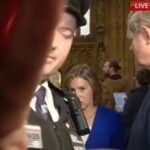 Αστυνομικός μπερδεύτηκε και… κάλυψε κάμερα κατά τη διάρκεια συνέντευξης! (vid)