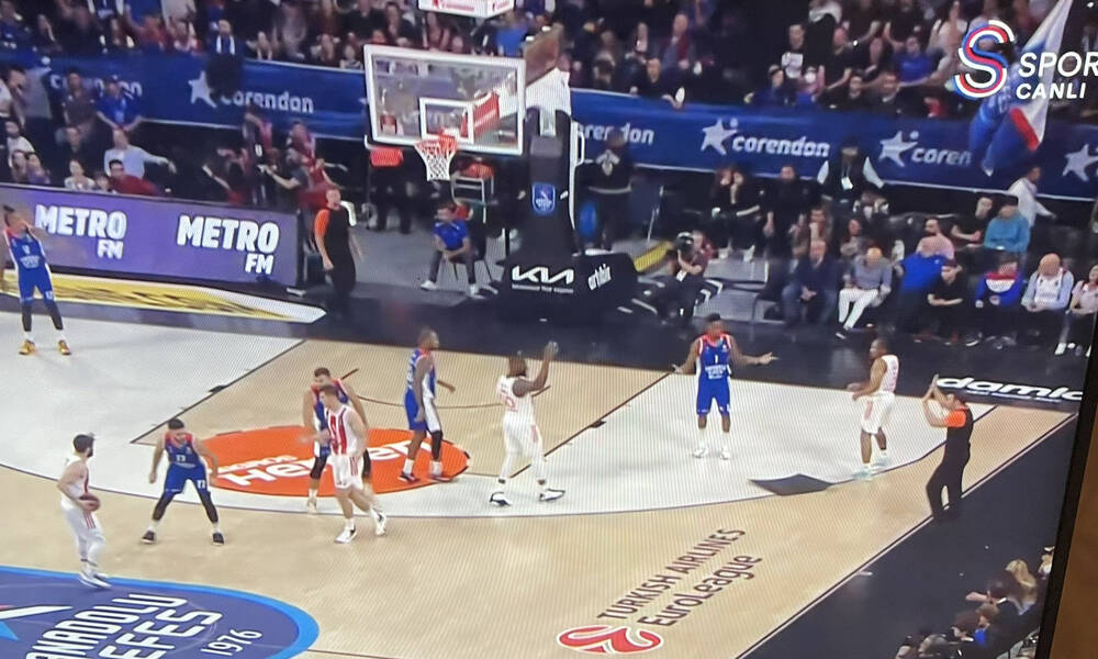 Απίστευτο: Έπεσε κομμάτι της οροφής στο Εφές-Ερυθρός Αστέρας (pics)