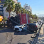 Νταλίκα ανατράπηκε και καταπλάκωσε παρκαρισμένα αυτοκίνητα (vid)
