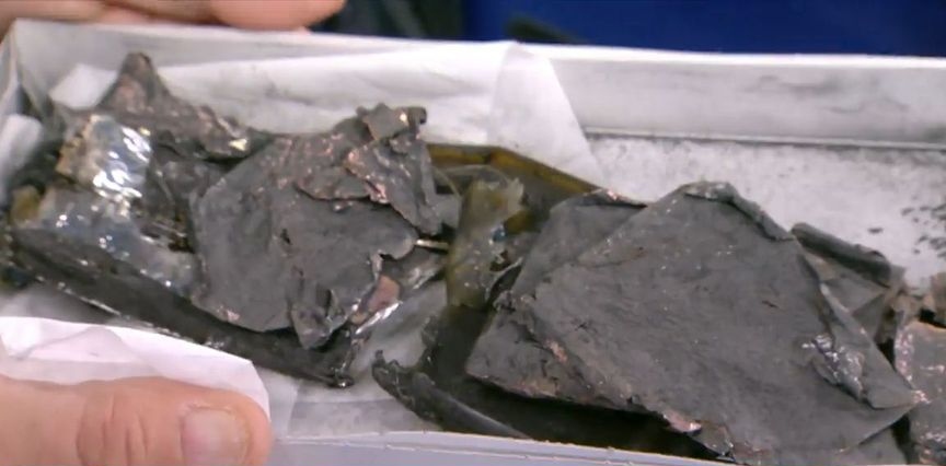 Τα απομεινάρια από ένα κινητό που εξερράγη (vid)