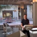 O Έλον Μασκ μπήκε στην έδρα του Twitter κρατώντας ένα… νιπτήρα (vid)