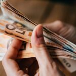 “Μποναμάς” έως 854 ευρώ πριν τα Χριστούγεννα – Παραδείγματα και προϋποθέσεις