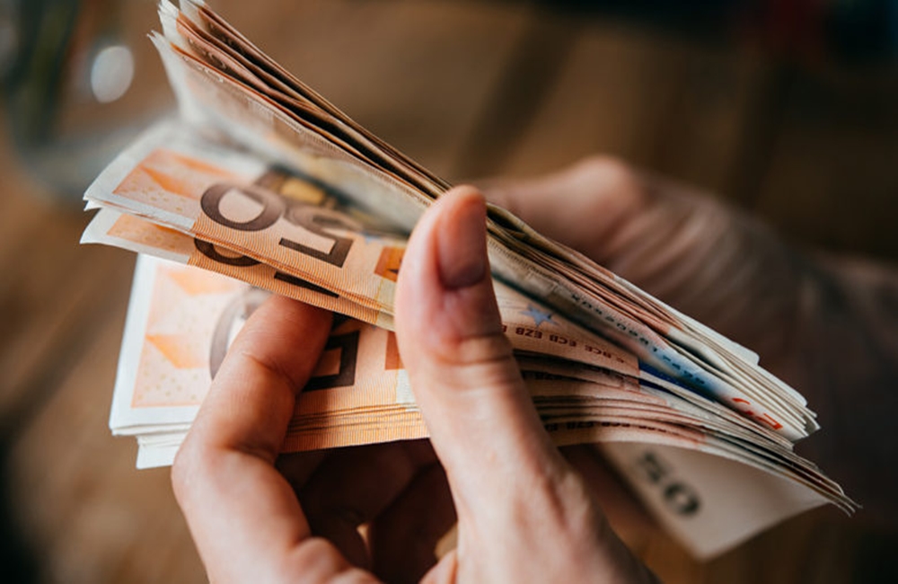 “Μποναμάς” έως 854 ευρώ πριν τα Χριστούγεννα – Παραδείγματα και προϋποθέσεις