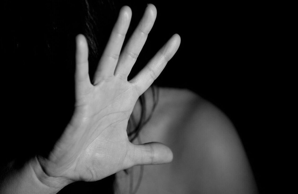 Γυναικοκτονία – Καλαμάτα: «Με την απολογία του τη σκότωσε και δεύτερη φορά» (vid)