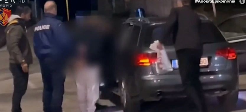 Καρέ – καρέ η παράδοση του «βιαστή με τα τατουάζ» από τους Αλβανούς στις ελληνικές Αρχές (vid)