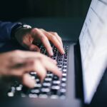Εργοδότης έριχνε τους εργαζόμενούς του για κάμψεις (vid)