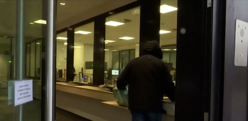 Αμίλητος και σκυφτός ο πατέρας της Καϊλή στις φυλακές (vid)