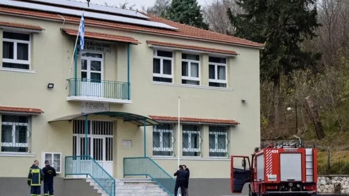 Σέρρες: “Μπαλάκι” οι ευθύνες από τον δήμαρχο, τον διευθυντή και τον εργολάβο για τη φονική έκρηξη σε σχολείο (vid)