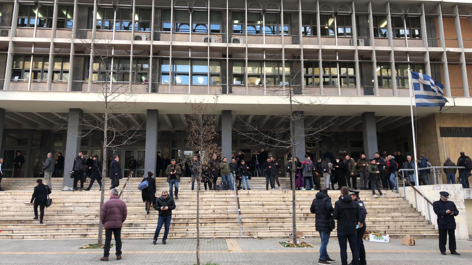 Από νωρίς στο Δικαστικό Μέγαρο, οι 12 κατηγορούμενοι και η οικογένεια του Άλκη