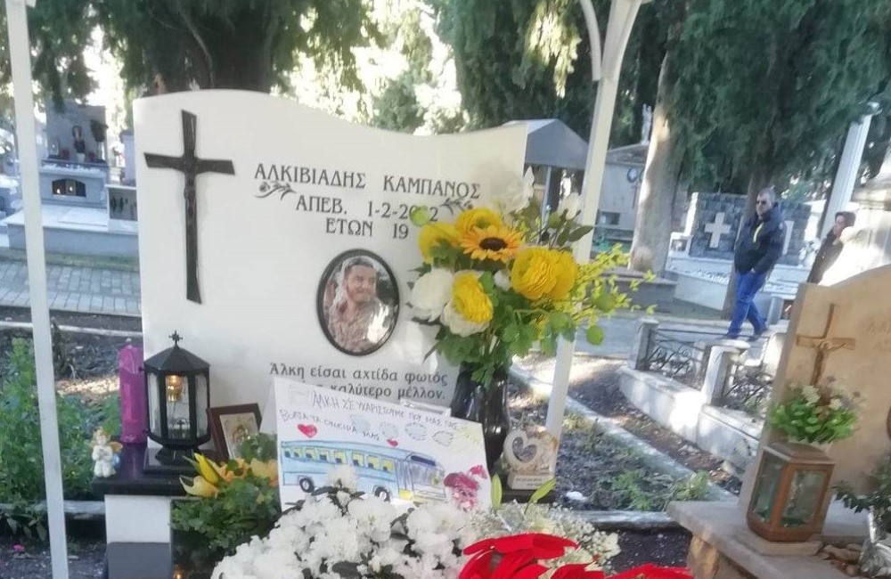 «Ράγισαν» καρδιές στο ετήσιο μνημόσυνο του Άλκη (vid+pics)