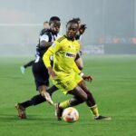 Ο Οντουμπάζιο παίρνει επ’ ώμου το δεξί άκρο