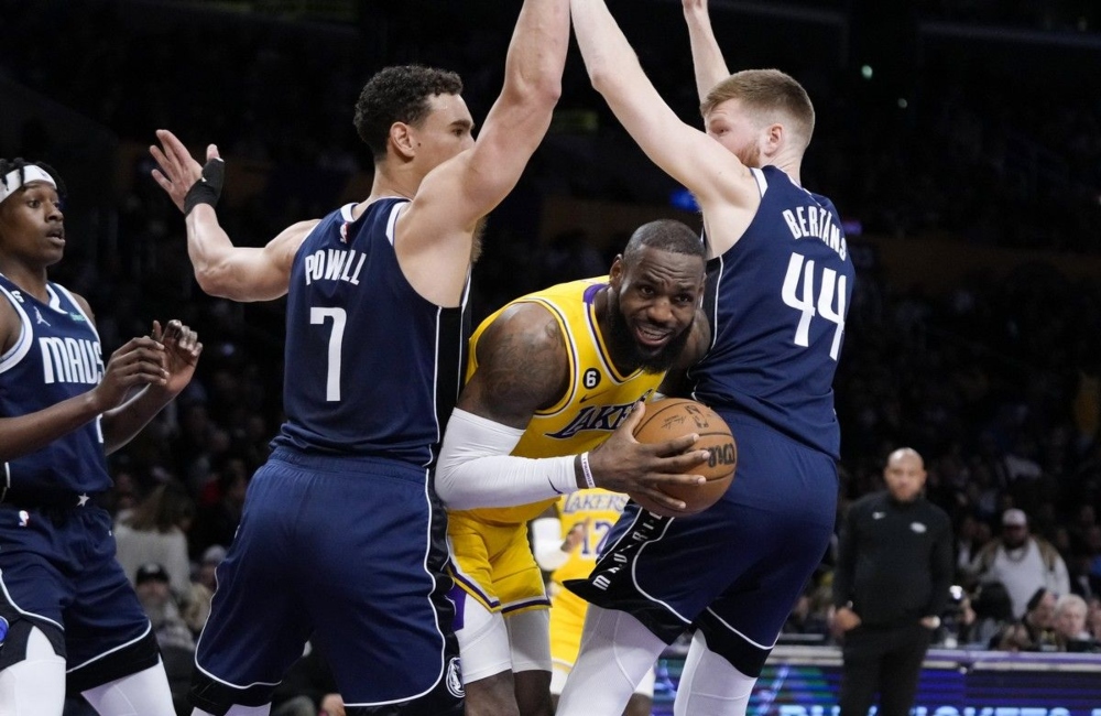 NBA, Λέικερς – Μάβερικς: Η λίγκα ανακοίνωσε ότι έγιναν 7 διαιτητικά λάθη στα κρίσιμα σημεία του αγώνα (vid)