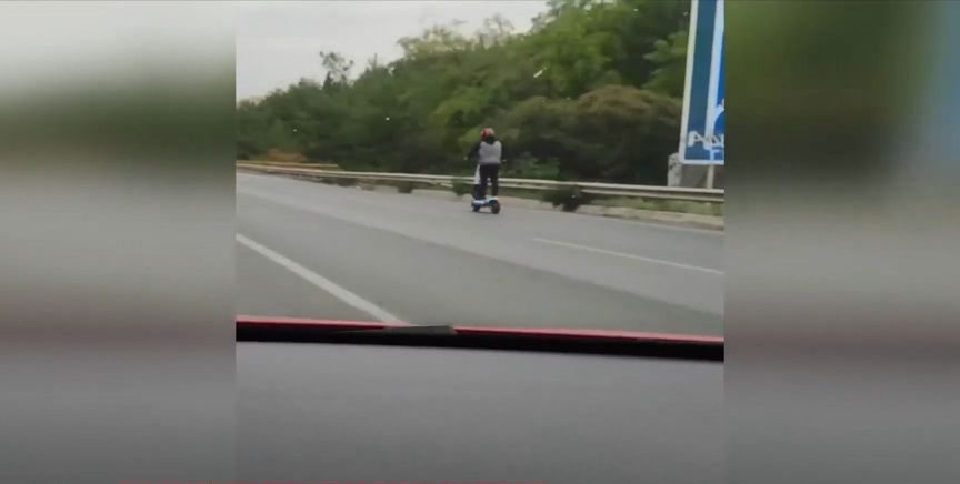 Θεσσαλονίκη: Αδιανόητος τύπος έτρεχε με 100 στον περιφερειακό με…ηλεκτρικό πατίνι (vid)