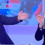 Χαμός στον αέρα του ΣΚΑΙ: Ο Βαρεμένος άρπαξε το χαρτί από τα χέρια της Καραμανλή (vid)