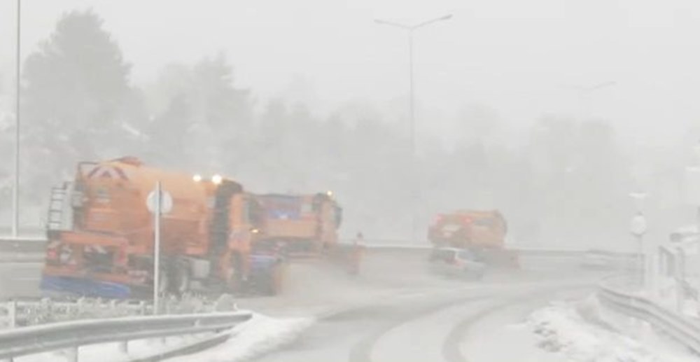 Μάχη των εκχιονιστικών στην Εθνική Οδό (vid)