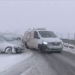 Γυναίκα ζήτησε βοήθεια από τους ρεπόρτερ για να βάλει αλυσίδες στο αυτοκίνητό της (vid)
