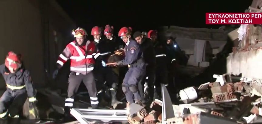 Τουρκία: Ηρωικές προσπάθειες από τους άντρες της ΕΜΑΚ – Έσωσαν ήδη τέσσερις ανθρώπους (vid)