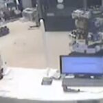 Θεσσαλονίκη: Η στιγμή που ληστής εισβάλει σε φαρμακείο με μαχαίρι (vid)