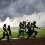Δακρυγόνα και «κανόνια» νερού από την αστυνομία σε αγώνα κεκλεισμένων των θυρών