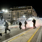 Επεισόδια στο κέντρο της Αθήνας μετά την πορεία για την τραγωδία στα Τέμπη (vid)