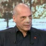 Πρώτη εμφάνιση του Βαρουφάκη μετά την επίθεση που δέχθηκε (vid)