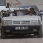 Τουρκία: Οδηγεί το μισό αυτοκίνητο που του άφησε ο σεισμός (vid)