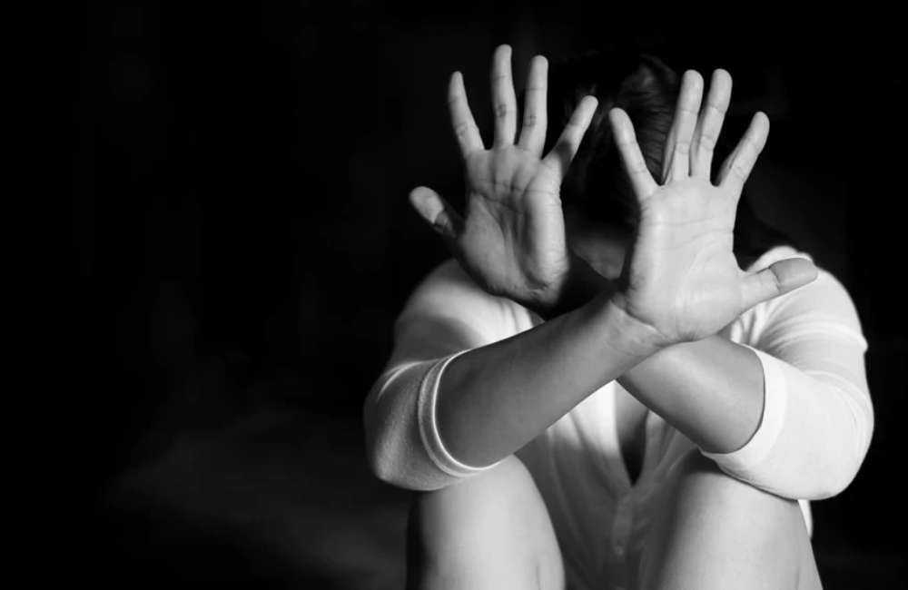 Κατηγορείται ότι χτύπησε και βίασε την έγκυο σύντροφό του