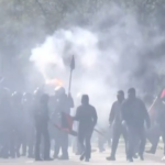 Επεισόδια μπροστά από τον σταθμό του ΟΣΕ στην Πάτρα (vid)