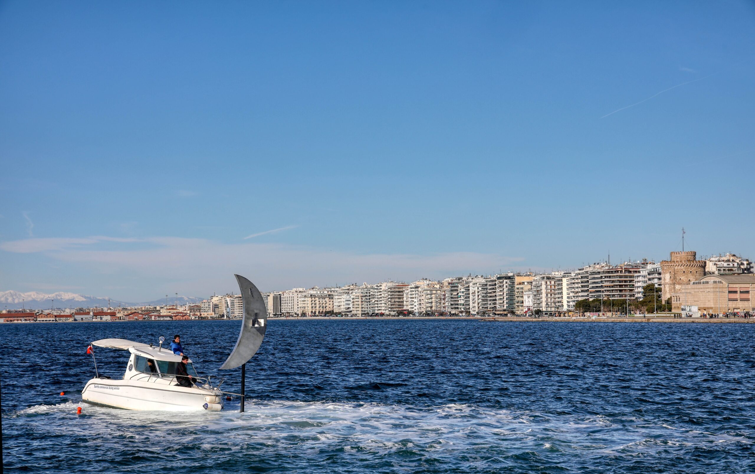 Απίστευτο: «Πάρκαραν» ηλεκτρικό ποδήλατο μέσα στον Θερμαϊκό! (vid)