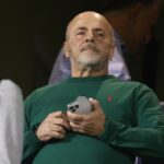 Συνθήματα κατά Αλαφούζου έξω από το ΣΚΑΪ