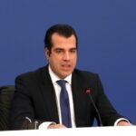 Επίθεση με γιαούρτια στον Θάνο Πλεύρη την ώρα που γευμάτιζε με την οικογένειά του