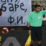 Διεθνής ξεφτίλα με το γυάλινο μπουκάλι στον διαιτητή (pic)