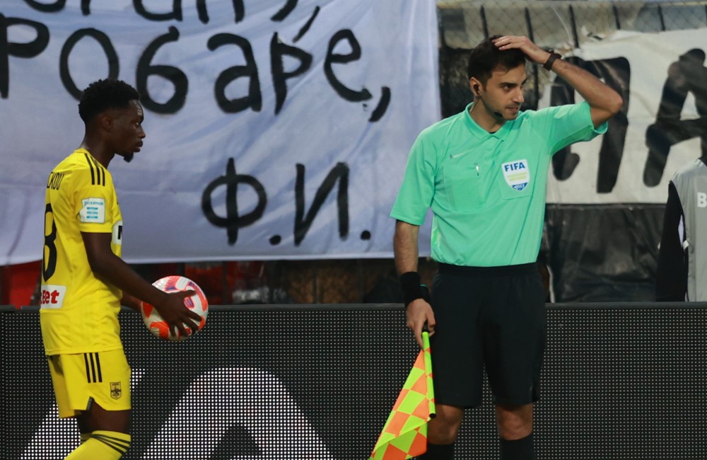 Διεθνής ξεφτίλα με το γυάλινο μπουκάλι στον διαιτητή (pic)